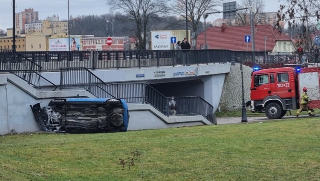 Do zdarzenia doszło w niedzielne (2 stycznia 2022) popołudnie w Gorzowie. Niebieski opel corsa przebił barierki na rondzie przy dominancie i spadł w okolice przejścia podziemnego.



- Zatrzymano dwie osoby, które są nietrzeźwe. Policjanci pracują na miejscu zdarzenia i będą ustalać, który z zatrzymanych prowadził samochód - powiedziała nam nadkomisarz Magdalena Ziętek z Komendy Miejskiej Policji w Gorzowie. 

Z relacji świadków zdarzenia wynika, że kierowca opla oraz pasażer próbowali zbiec z miejsca zdarzenia. Zatrzymali ich przechodnie.

Na miejscu wypadku pracują policjanci oraz strażacy. Wezwano również pogotowie ratunkowe.