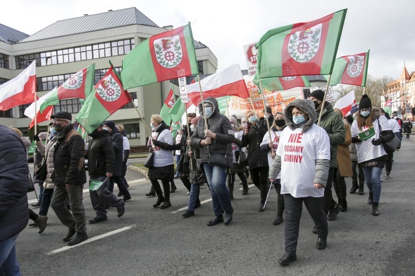 Demonstracja mieszkańców gminy Słupsk w sobotę przed słupskim ratuszem