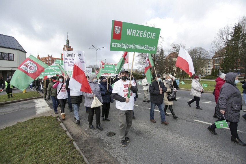 Demonstracja mieszkańców gminy Słupsk w sobotę przed słupskim ratuszem