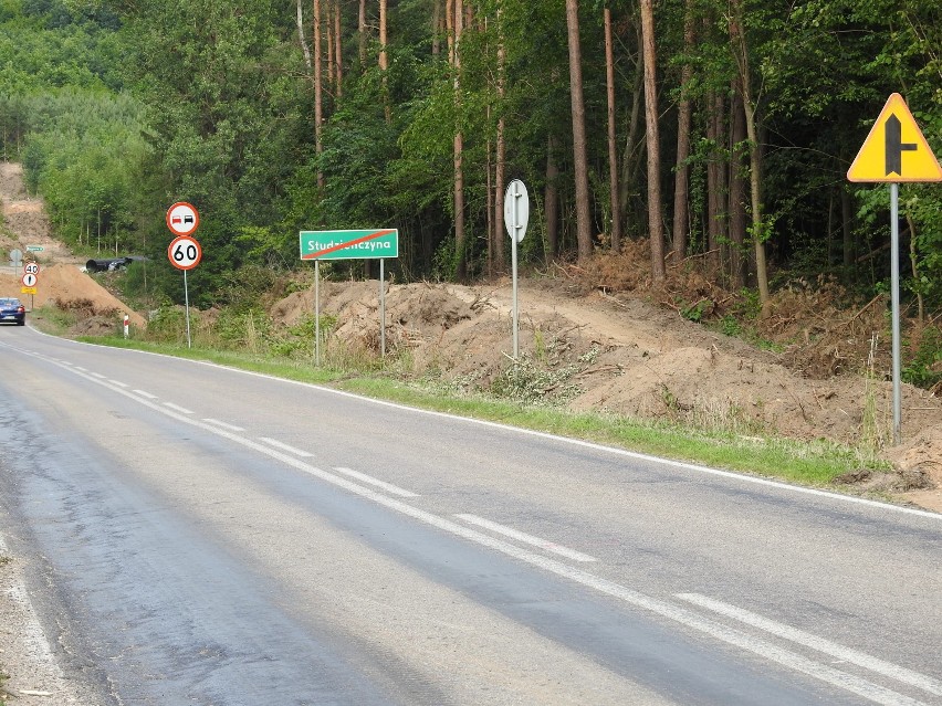 Ruszyła przebudowa drogi w Studzieńczynie, gm. Janów. Niebezpieczna górka zostanie "ścięta" (zdjęcia)