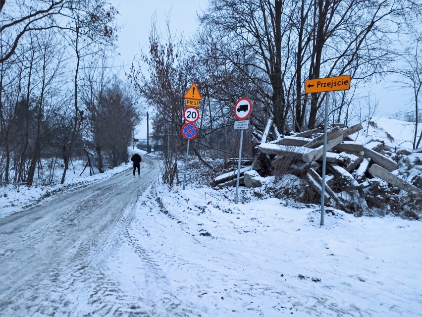 Do czasu udostępnienia nowego przejścia, mieszkańcy muszą korzystać z trasy ul. Bocianią