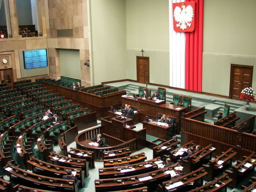 Sala posiedzeń Sejmu. W oddali widoczny krzyż.