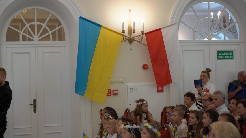 Koncert charytatywny dla Ukrainy. Na scenie Ela Dębska i grupa dzieci z Ukrainy