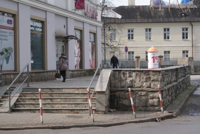 Podestu przy dawnym PDT w Kaliszu jednak nie rozbiorą...