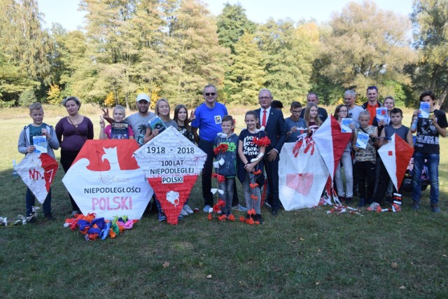 Aleksandrowskie MCK po raz kolejny zorganizowało &quot;Dzień latawca&quot;. Wyjątkowy przegląd przyciągnął kilkunastu amator&oacute;w podniebnych konstrukcji.

 Ze względu na szczeg&oacute;lną datę, jednym z punkt&oacute;w regulaminu tegorocznej imprezy było umieszczenie na latawcach motywu nawiązującego do 100-lecia odzyskania przez Polskę niepodległości.

Jury przyznało wyr&oacute;żnienia oraz nagrody gł&oacute;wne. Trzecie miejsce przypadło Julii Zmudzińskiej. Na drugim miejscu wraz ze swoją konstrukcją znalazły się Oliwia Zmudzińska i Amelia Chmielik. Zwycięzcą tegorocznego przeglądu okazał się Karol Cichocki.

&lt;center&gt;
Piraci drogowi w regionie. Niemal doprowadzili do tragedii!  [wideo - program Stop Agresji Drogowej 4]
&lt;script class=&quot;XlinkEmbedScript&quot; data-width=&quot;640&quot; data-height=&quot;360&quot; data-url=&quot;//get.x-link.pl/e8d67cfb-d82f-9e3e-4274-6df713509391,7f7a5e81-47f1-e581-5d1f-fa2f763a7fc6,embed.html&quot; type=&quot;application/javascript&quot; src=&quot;//prodxnews1blob.blob.core.windows.net/cdn/js/xlink-i.js?v1&quot;&gt;&lt;/script&gt;
&lt;/center&gt;