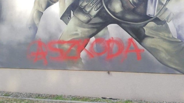Kilka dni temu ktoś zdewastował malowidło na osiedlu Środula w Sosnowcu. Mieszkańcy osiedla są zbulwersowani