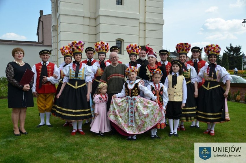 Święto 3 Maja w Uniejowie 2022. Ozdobą był premierowy występ Polsko-Saksońskiego Zespołu Tańca „MOST” ZDJĘCIA