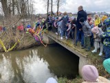 Uczniowie żegnali zimę i witali wiosnę. Była zabawa i topienie marzanny w Moszczance - ZDJĘCIA