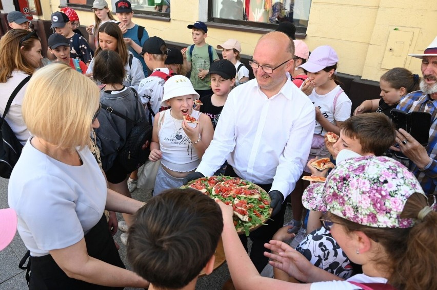 Dzieciaki zajadały się włoskimi pysznościami.