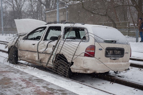 Wypadek na ul. Pomorskiej w Łodzi. Samochód wjechał w przystanek