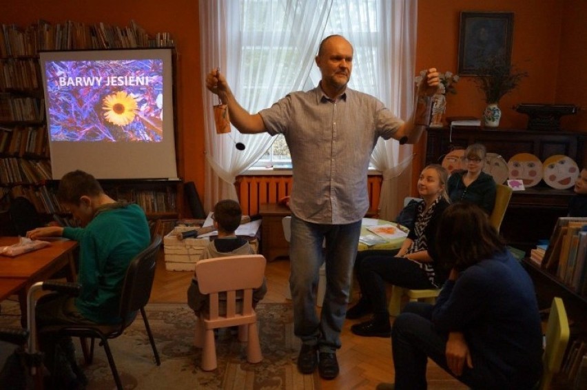 Pruszcz Gdański: Dzieci z OREW na zajęciach o magicznej jesieni w pruszczańskiej bibliotece [ZDJĘCIA]