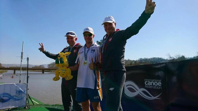 Stanisław Kuczyński (z lewej) i Maciej Kopij (z prawej) na podium medalistów