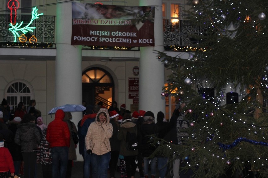 Mikołaj Dzieciom. Festyn przed kolskim ratuszem