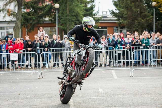 Na finał zbiórki na rzecz małej Oli na szkolnym dziedzińcu odbył się pokaz stuntu motocyklowego w wykonaniu  czołowego polskiego zawodnika Dawida Maracha pseudonim Procent.