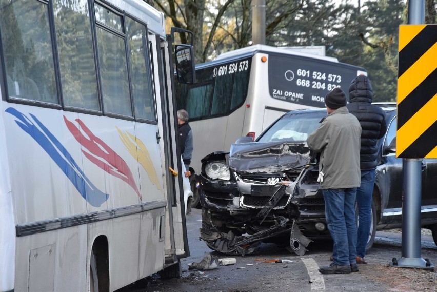 Zakopane: Poranny wypadek na oblodzonej drodze. Zderzyły się dwie osobówki i bus 