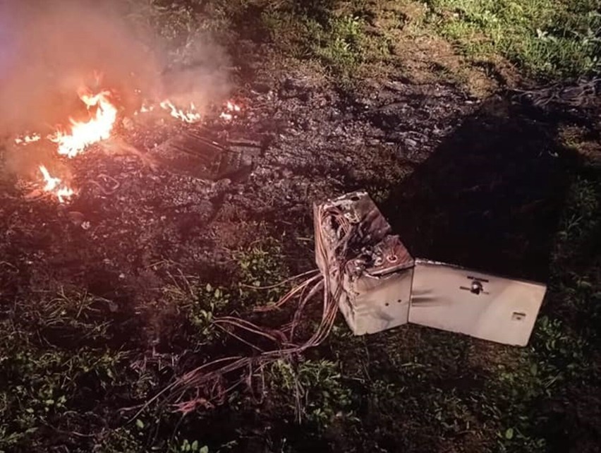 Złodziej? Ktoś późnym wieczorem wypalał kable przy lesie na trasie Ińsko - Ciemnik. Strażacy dostali zgłoszenie, że pali się las