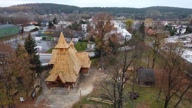 Zakończył się remont elewacji zabytkowe drewnianego kościółka w stylu zakopiańskim na Białogonie w Kielcach. Prace remontowe i konserwatorskie w środku urokliwej świątyni oraz renowacja wyposażenia potrwają do Wielkanocy. 

Zobacz kolejne zdjęcia z remontowanego kościółka >>>