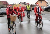 W Strzelnie Mikołaje na rowerach częstowali mieszkańców słodyczami [zdjęcia]
