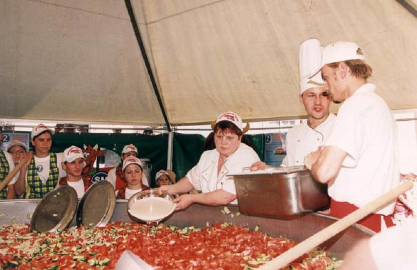 To był rekord! Pamiętacie największą pleszewską sałatkę pomidorową?
