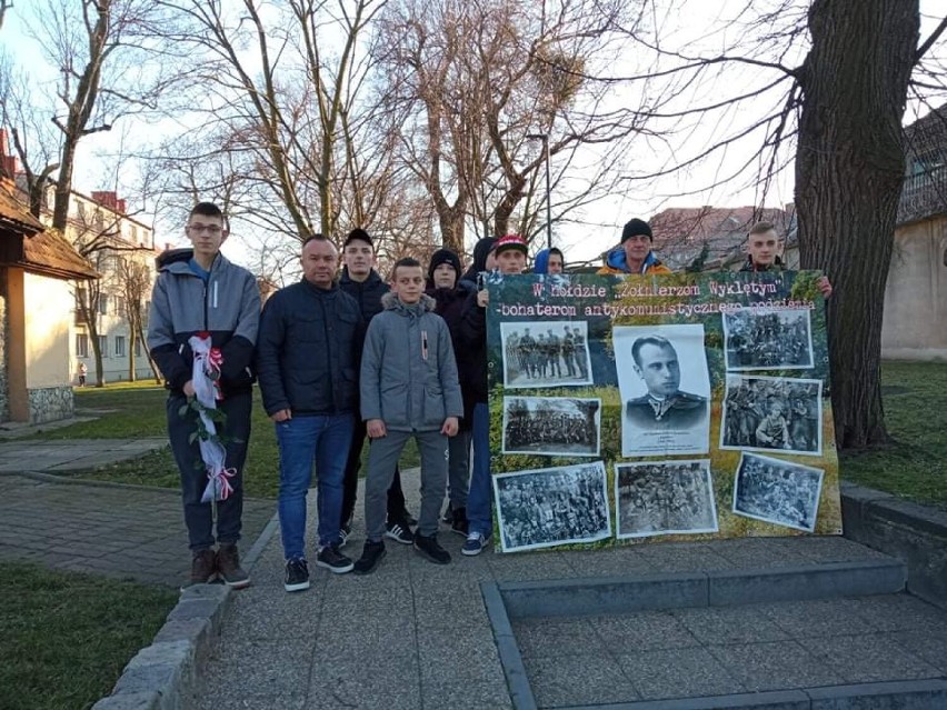 Malbork. Wychowankowie MOW uczcili pamięć żołnierzy wyklętych. Porządki, uroczystości, film i konkurs wiedzy