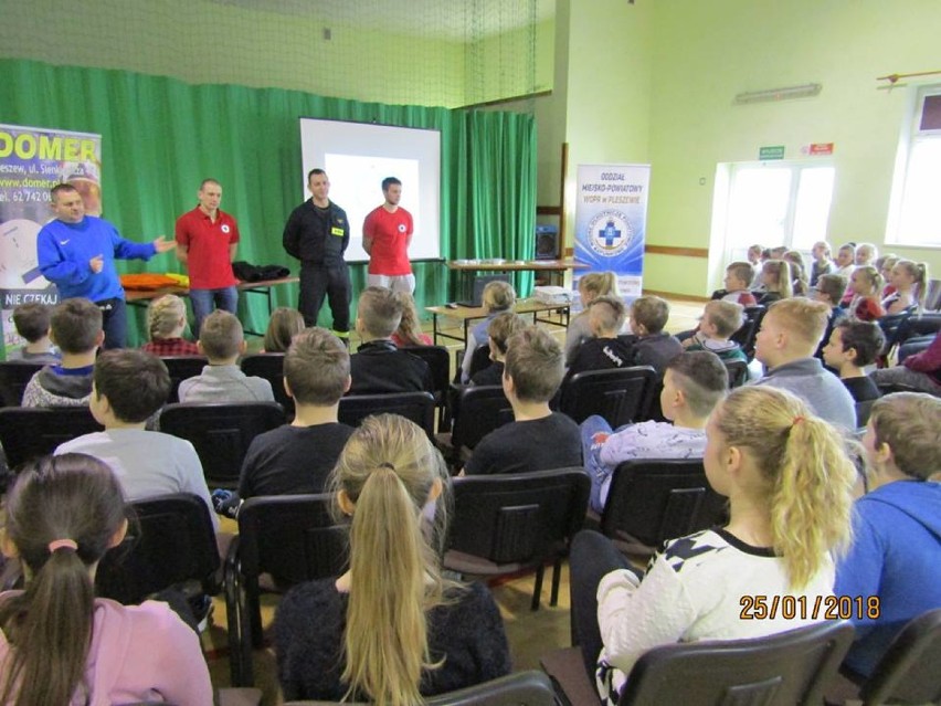 Pleszewscy strażacy i ratownicy postawili na edukację i ruszyli z programem "Bądźmy bezpieczni zimą"