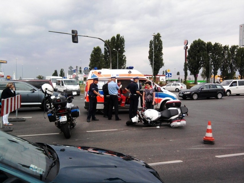 Na ulicy Struga policyjny motocykl uderzył w jadący przed...