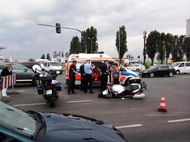 Na ulicy Struga policyjny motocykl uderzył w jadący przed nim ...