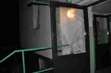 Policja w Kole: Uszkodzili drzwi do klatki schodowej