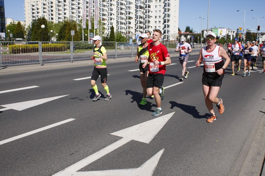 Orlen Warsaw Marathon 2018. Biegacze pokonali królewski...