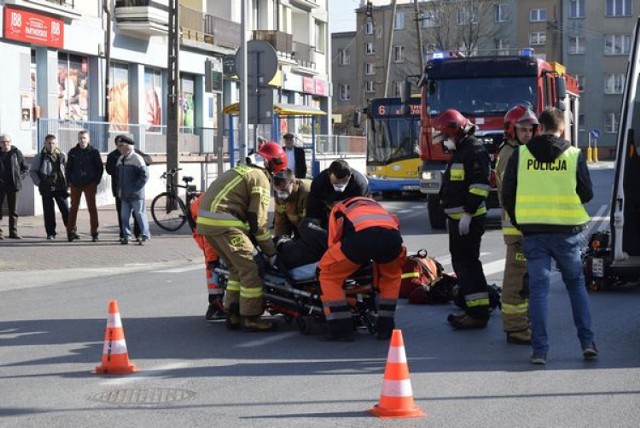 Do groźnego wypadku doszło we wtorek, 17 marca, po godz. 14 na skrzyżowaniu ulicy Jagiellońskiej i Żwirki. Z wstępnych ustaleń wynika, że motocyklista stracił panowanie nad pojazdem przed przejściem dla pieszych i przewrócił się na lewy bok. 48-letni skierniewiczanin został odwieziony do szpitala.