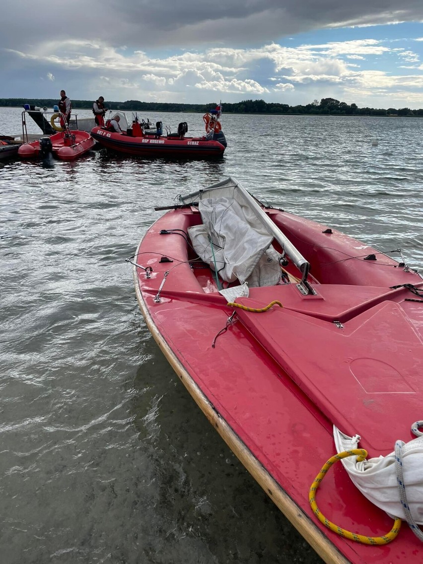 Powidz. O krok od tragedii na Jeziorze Powidzkim. Łódź wywróciła się, a para ostatkiem sił dryfowała