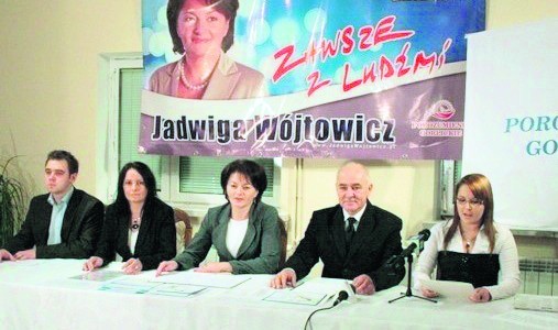 Jeszcze w kampanii wyborczej w środku od lewej- Mariola MIgdar, Jadwiga Wójtowicz, Ryszard Ludwin