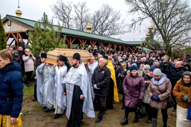 Pogrzeb ojca Gabriela. Setki wiernych żegnały archimandrytę Gabriela, jedynego prawosławnego pustelnika w Polsce. Ojciec Gabriel został pochowany w Odrynkach (25.11.2018)