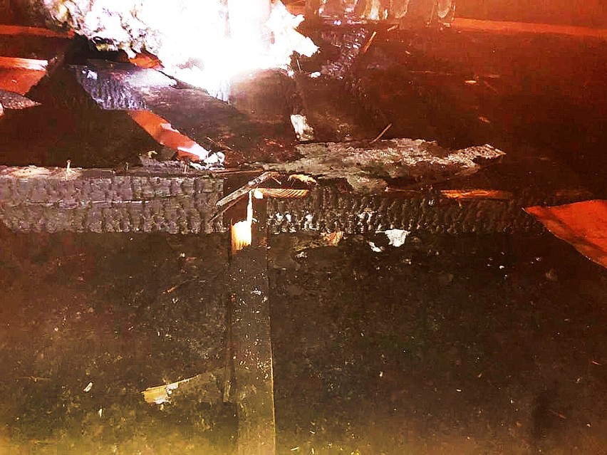 Ogień nocą trawiący dom w Muszynie strażacy gasili przez dziury wycinane w dachu