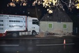 Ciężarówka wjechała budynek mieszkalny przy ul. 3-go Maja w Lipnie