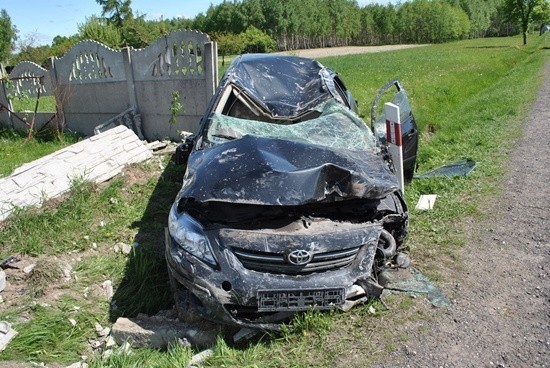 Wypadek koło Żarnowa. Toyota zderzyła się z ciężarówką