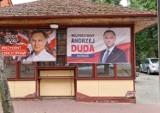 Banery wyborcze Trzaskowskiego i Dudy wciąż wiszą w Tucholi! Jak się tłumaczą w szabach?