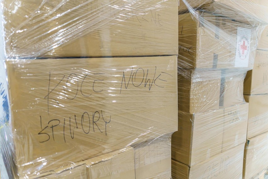 Nowy Sącz. Transport darów dla ogarniętej wojną Ukrainy pojechał na granicę [ZDJĘCIA]