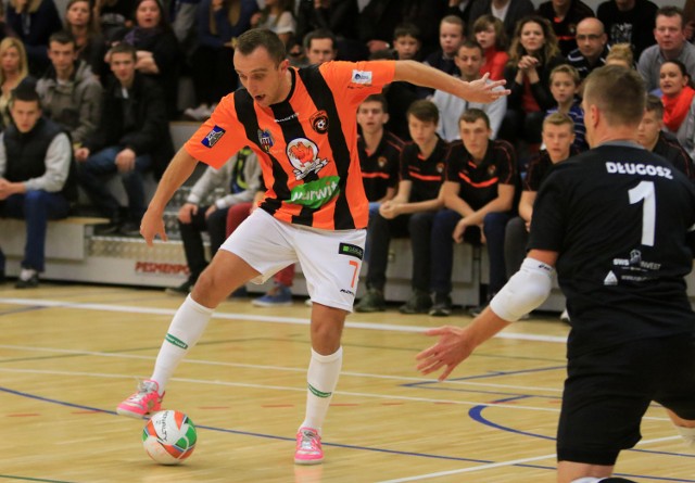 Marcin Mikołajewicz (przy piłce) nie awansował z reprezentacją Polski do mistrzostw świata w futsalu