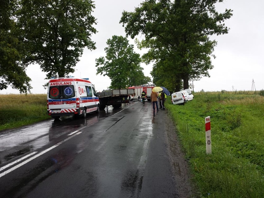 Wypadek pod Pajęcznem. Ciężarówka wpadła w poślizg [FOTO]