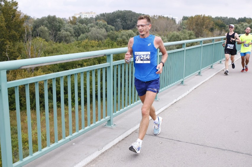 Bieg przez most 2021. Pobiegli z Młocin na Białołękę. Wydarzenie wróciło po dwuletniej przerwie 