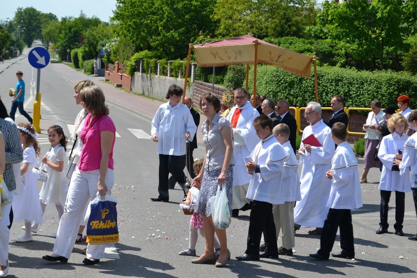 Człuchów. Procesja w parafii Matki Bożej Królowej Polski (zdjęcia)