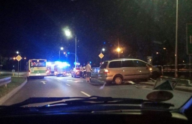 Ford wypadł z drogi i roztrzaskał się o przydrożne barierki.