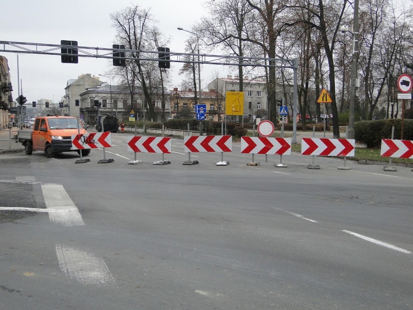 Radom. Na 25 Czerwca przy parku Kościuszki jest już asfalt. Wstrzymano ruch na czas prowadzonych robót [ZDJĘCIA]