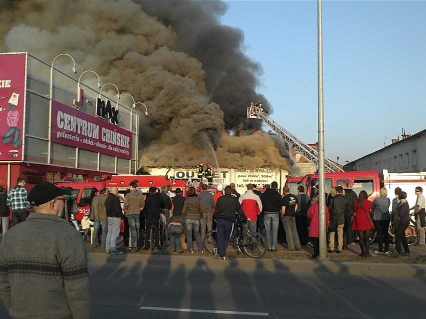 Częstochowa: Pożar hali targowej przy Galerii Jurajskiej [NOWE ZDJĘCIA + FOTKI INTERNAUTÓW]