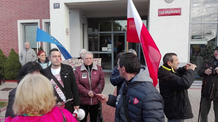 Obrońcy Jurka Owsiaka swoją obecnością transparentami...