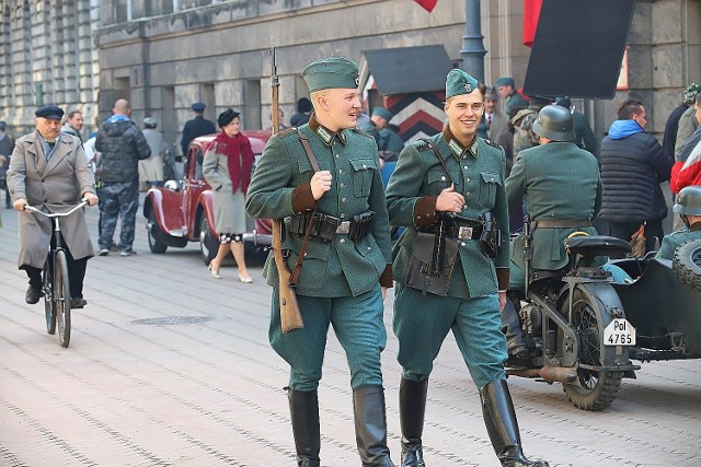 Na ulicach Łodzi trwają zdjęcia do nowego serialu Telewizji Polskiej - „Ludzie i Bogowie”, który reżyseruje Bodo Kox. Produkcja nawiązuje do autentycznych wydarzeniach II wojny światowej i opowiada historię oddziału likwidacyjnego kontrwywiadu AK.