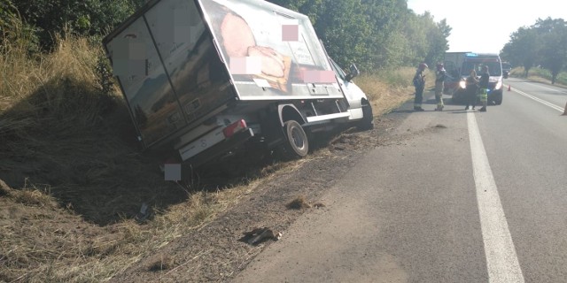 W środę rano na ul. Bohater&oacute;w Powstań Śląskich w Niemodlinie dostawczy bus wpadł do rowu