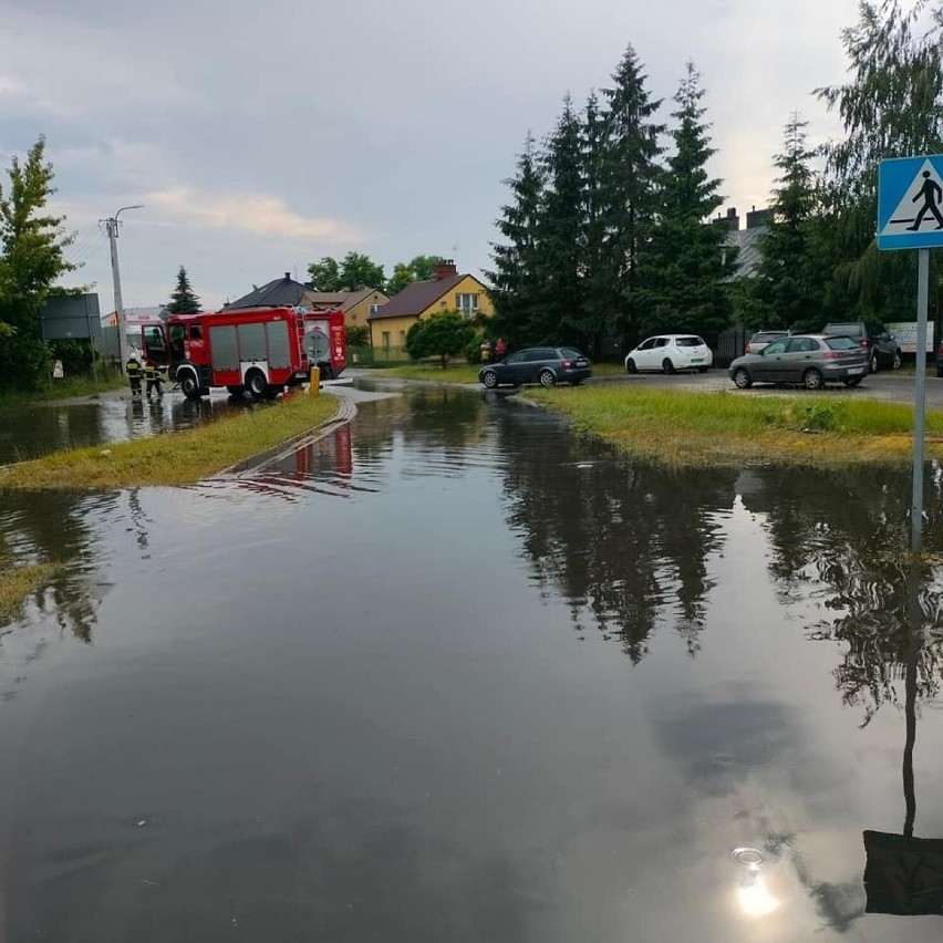 IMGW ostrzega przed burzami w województwie lubelskim. W Łukowie interweniowali strażacy. Zdjęcia i wideo