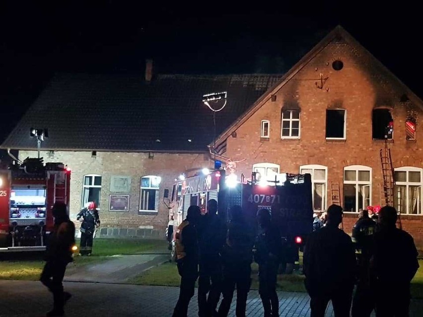 Pożar budynku dawnej szkoły w Łąkiem (zdjęcia)